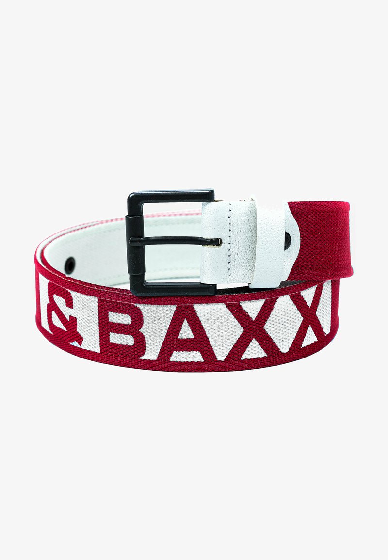 Rot und weiß geflochtenem Gürtel mit auffälligem Textdesign, schwarzem Metallverschluss und Lederakzenten. Der Text lautet "BAXX" in einer ausgeschnittenen Schriftart.