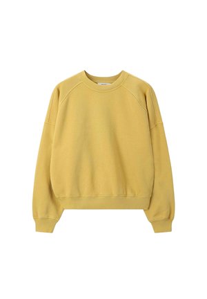 Sweatshirt crewneck jaune moutarde avec de longues manches raglan et des bords-côtes aux poignets et à l'ourlet, présenté sur un fond blanc.