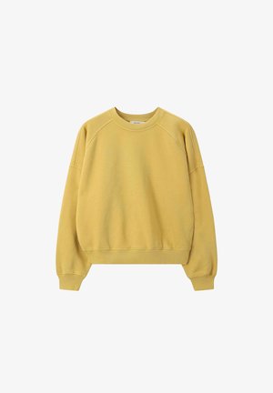 Mosterdgele crewneck sweatshirt met lange raglanmouwen en ribgebreide manchetten en onderkant, weergegeven op een witte achtergrond.