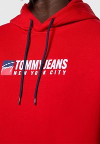 Tommy Jeans Bluza z kapturem