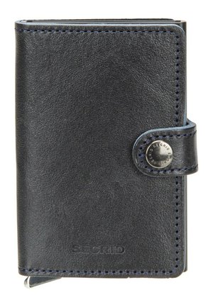 Schwarzes Leder-Secrid-Portemonnaie mit Druckverschluss und sichtbarem Metallknopf am Riemen, kompakt und mit genähten Kanten.