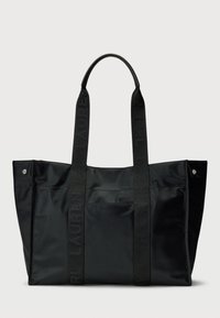 Svart tote-väska i nylon, med vävda remmar som har logotext, extra fickor och silverfärgade detaljer. Slät yta.
