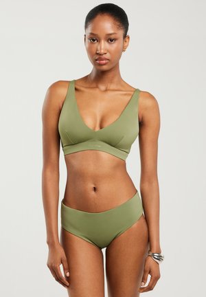 Alyvuogių spalvos bikini komplektas, pagamintas iš lygaus audinio, su V formos liemenėle ir hipster tipo kelnaitėmis su minimaliais siūlėmis.