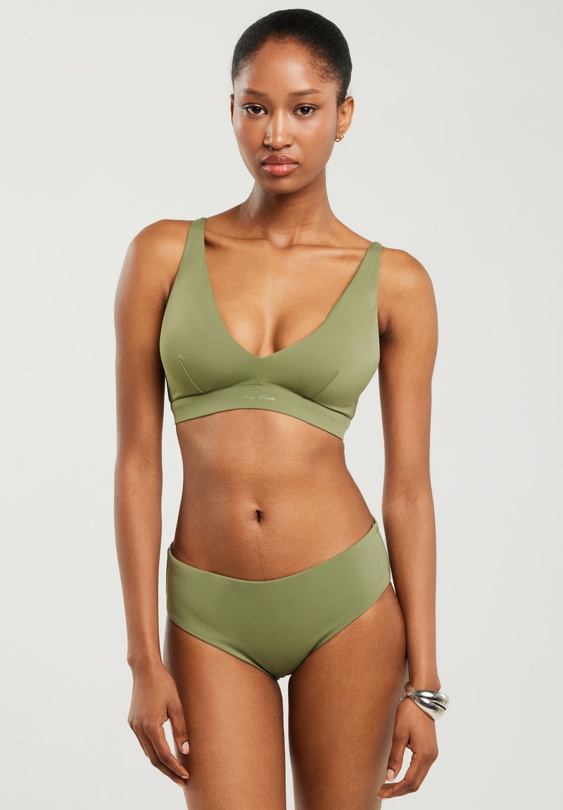 Olīvu zaļš bikinis, izgatavots no gluda materiāla, ar v-veida braleti un hipster stila apakšdaļu ar minimālu šuvju skaitu.