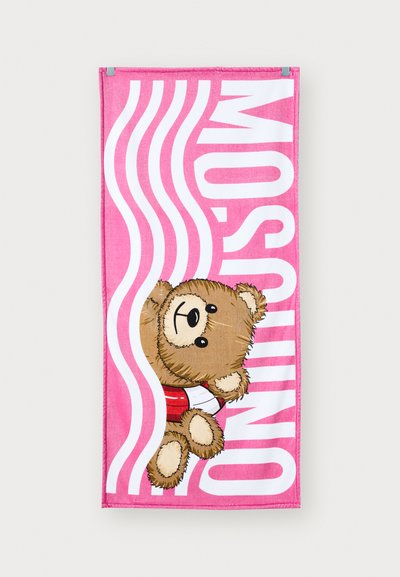 Rožinė rankšluostis su animaciniu lokiu raudonais šortais, baltais bangelėmis ir žodžiu "MOSQUINO" paryškintomis raidėmis. Minkšta audinio tekstūra.