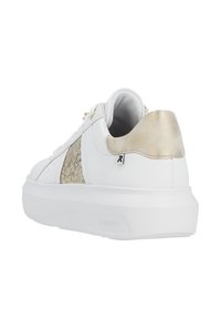 Sneaker bianco con un accento dorato testurizzato sul tallone, caratterizzato da una superficie liscia, hardware minimo e una suola imbottita.