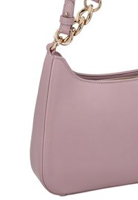 Vaaleanpunainen nahkainen käsilaukku, jossa on sileä pinta ja hobo-muoto; sitä korostaa kultainen ketjuhihna ja yläreunassa oleva vetoketjukiinnitys.