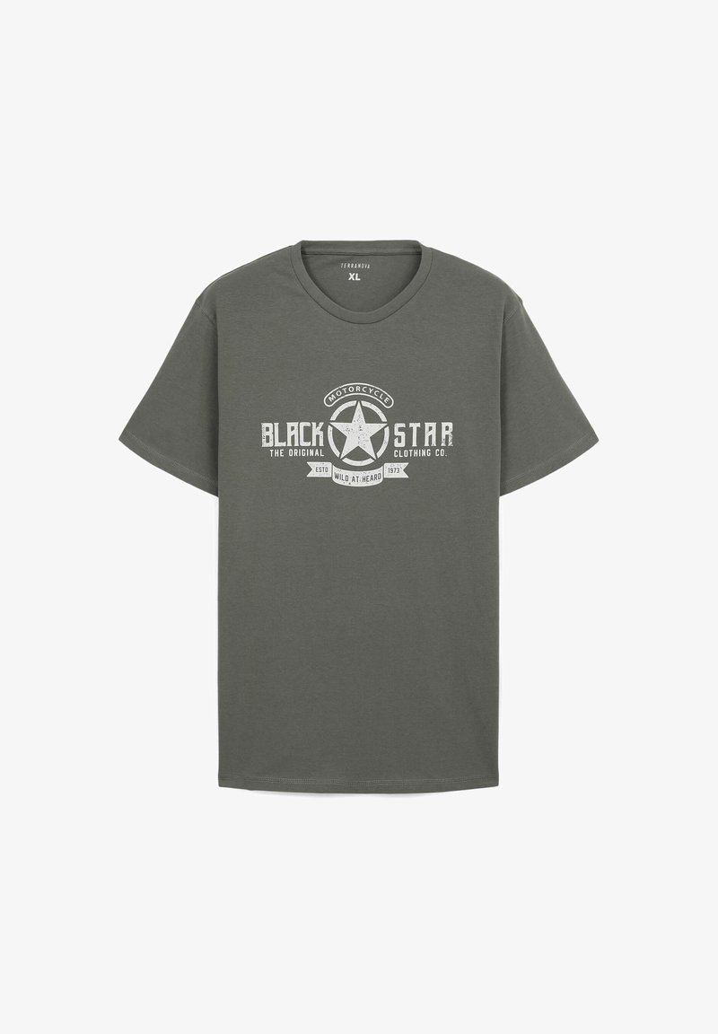 T-shirt in cotone verde oliva con maniche corte, caratterizzato da un design grafico bianco di una stella e la scritta "BLACK STAR" in stile vintage.