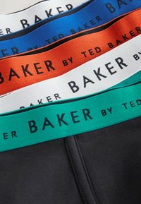 Crni donji veš s šarenim elastičnim pojasom u tirkiznoj, plavoj, narančastoj i bijeloj boji, svaki s utisnutim natpisom "BAKER by TED BAKER" u crnoj boji.