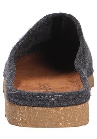 Grijze slip-on schoen van vilt met een gladde kurken loopzool, die een ronde vorm en een zachte binnenvoering biedt voor comfort.