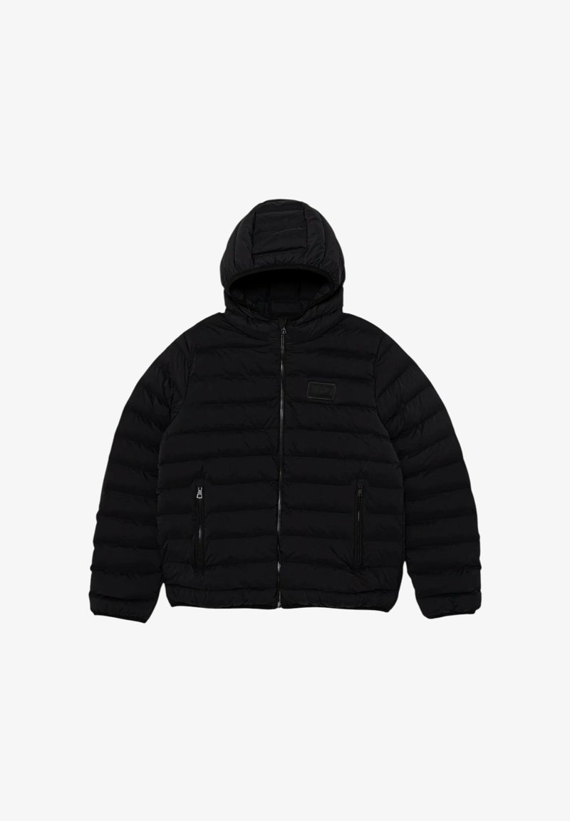 Giacca imbottita nera con zip frontale, cappuccio e due tasche laterali con zip. Presenta un design trapuntato e una piccola patch con logo sul petto.