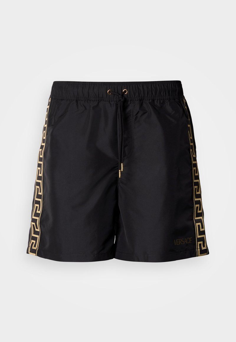 Shorts de bain noirs en tissu léger avec un motif clé grec doré sur les côtés et une taille à cordon pour un ajustement réglable.