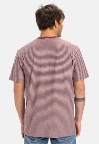 Gestreept T-shirt voor mannen met rode, marineblauwe en witte horizontale strepen, korte mouwen, een ronde hals en een zachte stoftextuur.