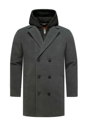 Cappotto doppiopetto grigio scuro con un profondo cappuccio, realizzato in materiale morbido. Presenta due tasche frontali e bottoni neri.