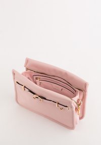 Rosa synthetische Lederhandtasche mit doppelt zipbaren Verschlüssen, goldenen Beschlägen und Innenfächern, die eine glatte Textur und ein sauberes, strukturiertes Design aufweist.