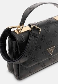 Borsa a mano in pelle nera con motivo impresso, accessori in oro, forma strutturata e manico corto, con una placca del logo sul davanti.