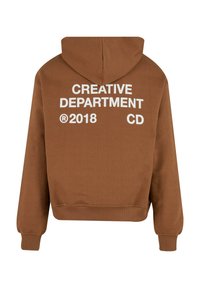 Brun cropped hættetrøje med hvid trykt tekst "CREATIVE DEPARTMENT ® 2018 CD" på ryggen; har en hætte og ribbede manchetter.