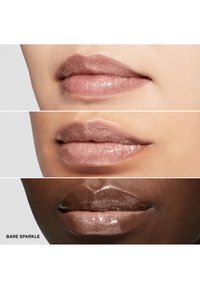 Drie close-up weergaven van glanzende lipkleuren, met verschillende tinten nude en een sprankelende textuur. Het onderste etiket leest "BARE SPARKLE."