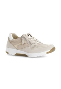 Beige Sportlicher Schuh mit einem strukturierten Mesh-Obermaterial, Schnürverschluss, seitlichem Reißverschluss und weißer Sohle, ausgestattet mit einer gepolsterten Innensohle und tanfarbenen Akzenten.