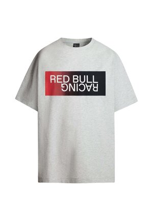Graues T-Shirt mit kurzen Ärmeln aus Baumwolle, das einen auffälligen rechteckigen Druck in Schwarz und Rot zeigt, auf dem in weißen Buchstaben "RED BULL RACING" steht.