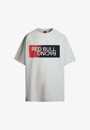 Szürke rövid ujjú póló, pamutból készült, erőteljes fekete és piros téglalap alakú nyomattal, amelyen fehér betűkkel áll a "RED BULL RACING" felirat.