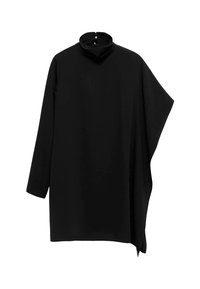 Černý top s vysokým límcem a dlouhými rukávy, asymetrický design a splývavá látka; má knoflíkové zapínání na zadní straně límce.