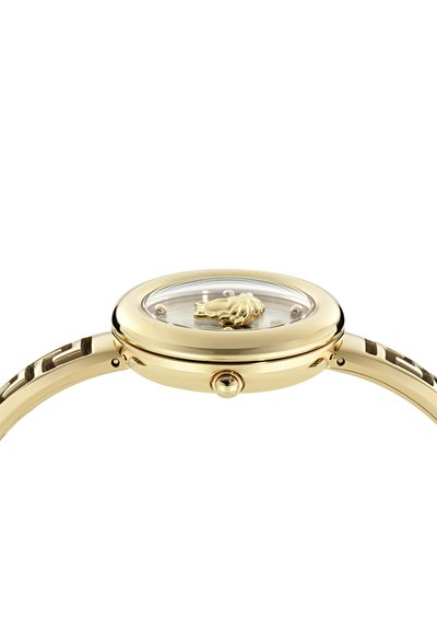 Ceas de mână auriu cu carcasă rotundă netedă, față din cristal clar și emblemă ridicată cu cap de leu în centru, atașat la o brățară cu zale aurii asortate.