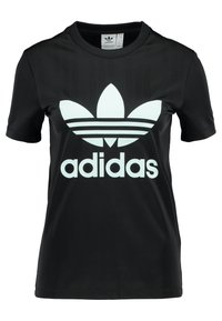 Musta urheilupaita lyhyillä hihoilla, jossa on suuri valkoinen Adidasin trefoil-logo ja kolme valkoista raitaa rinnan kohdalla. Sileä tekstuuri.