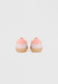 Schuhe mit einem Obermaterial aus pinkem Wildleder, weißen Akzenten und einer Gummisohle; minimalistisches Design mit einem leicht gepolsterten Kragen.