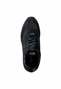 Černé semišové tenisky s hladkým zavazováním, zaoblenou špičkou a kontrastní bílou podešví. Obsahují lesklé akcenty u špičky a logo na jazyku.