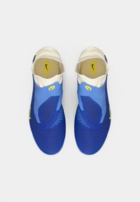 Tênis atléticos azuis com parte superior em malha texturizada, apresentando um logotipo amarelo, suporte acolchoado para o tornozelo e um design de sola suave.