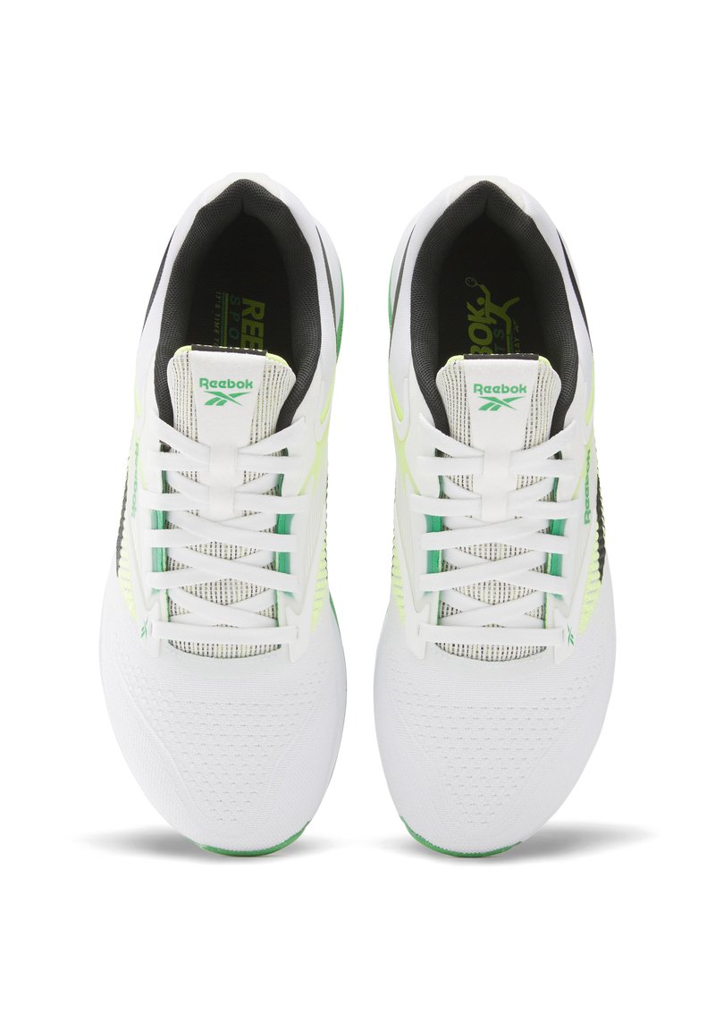 Zapatillas deportivas blancas con acentos verdes, parte superior de malla y superficies texturizadas. Incluyen cordones y un logo en la lengüeta y el costado.