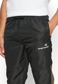Sergio Tacchini LISTA TRACKSUIT - Survêtement - black/white/harvest gold
