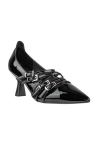 Scarpa con tacco alto in pelle verniciata nera, con punta affusolata e multiple cinghie con fibbie sulla parte superiore. Presenta un robusto tacco a blocco.