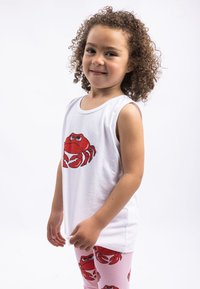 Weißes Tanktop mit einem roten Krabben-Graphic auf der Vorderseite, kombiniert mit pinkfarbenen Leggings mit einem wiederholten roten Krabbenmuster. Weicher Stoff, lässiges Design.