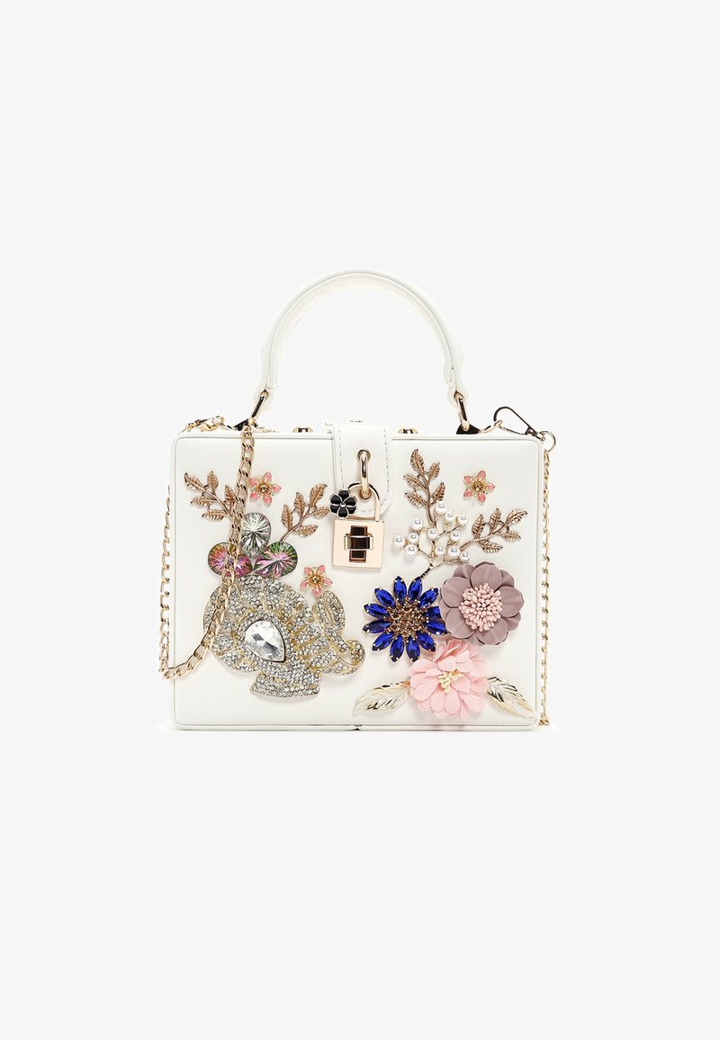 Weiße Handtasche mit floralen und dekorativen Verzierungen, ausgestattet mit Edelsteinen, einem Schlossdetail und einem Kettenriemen. Kompakte rechteckige Form.