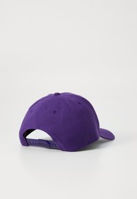 Casquette violette avec une couronne ronde, texture en tissu, sangle en plastique ajustable à l'arrière, et visière courbée. Pas de motifs ni d'accents supplémentaires.