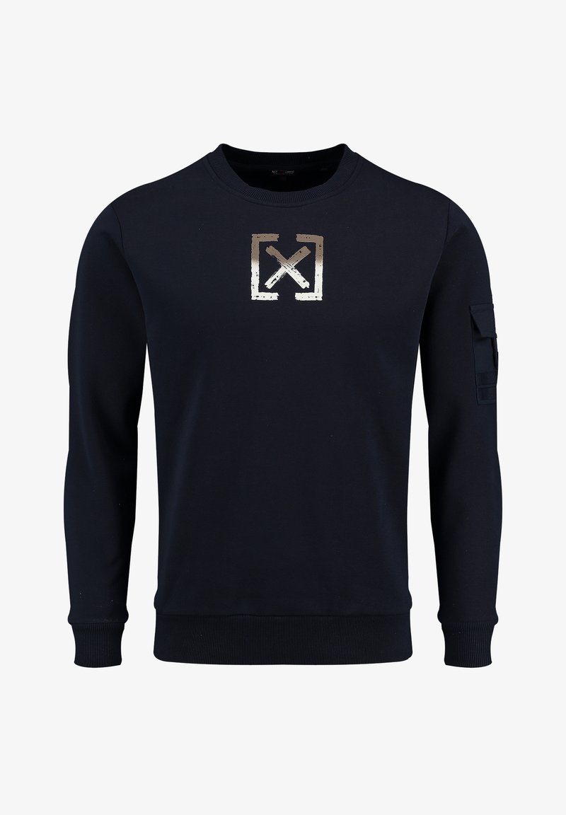 Sudadera navy hecha de una mezcla de algodón, presenta un logo metálico en el pecho, puños acanalados y un bolsillo en la manga izquierda.