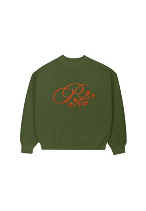 Suéter verde de cuello redondo con un diseño floral naranja y una gran letra "P" en cursiva centrada en la parte frontal.