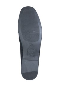 Musta kumipohja, jossa on teksturoitu pitojälki, pyöristetty kärki ja litteä korko. Mukana on painettu logo ja koko-ominaisuudet.