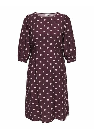 Robe violette longueur genou avec des pois rose clair, encolure ronde et manches trois-quarts bouffantes avec extrémités côtelées.