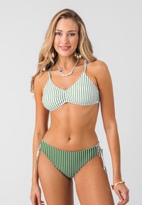 Pruhovaný bikiny set v bílo-zelené barevné kombinaci. Vrchní část má nastavitelné popruhy a řasený design; spodní část se zavazuje po stranách.