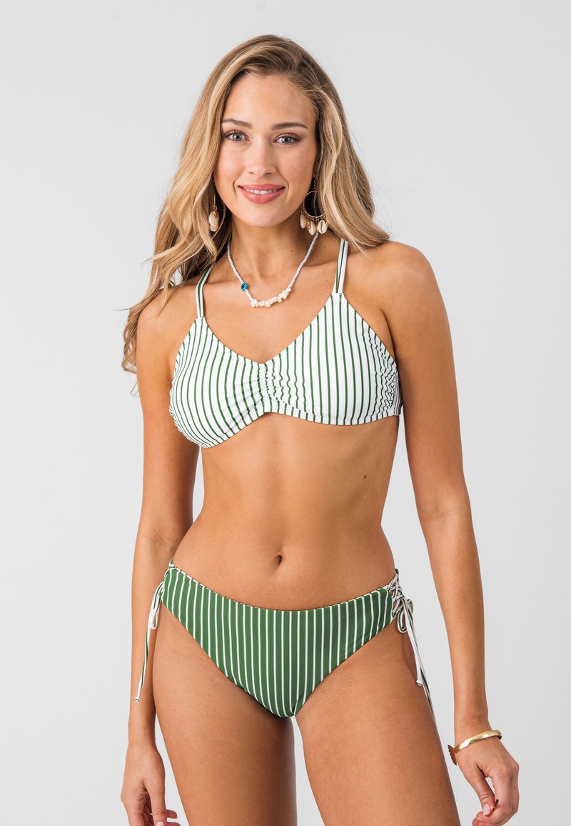 Pruhovaný bikiny set v bílo-zelené barevné kombinaci. Vrchní část má nastavitelné popruhy a řasený design; spodní část se zavazuje po stranách.