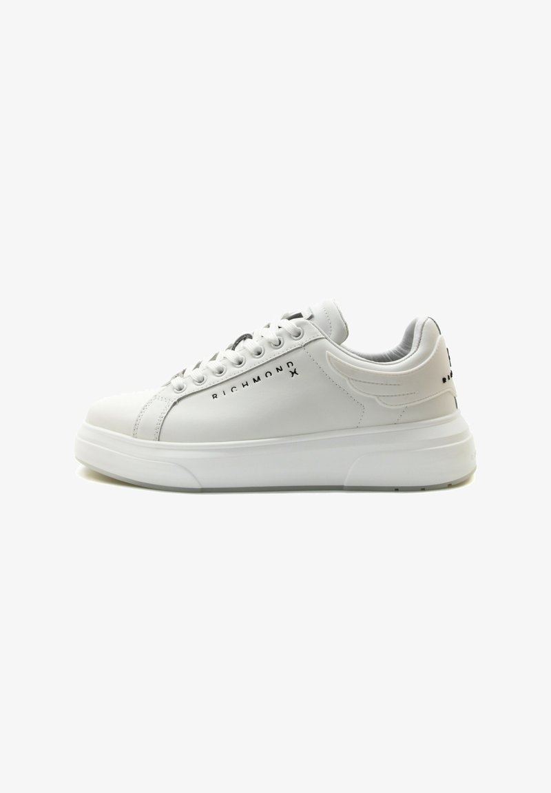 Hvide lædersneakers med rund tå, flade snørebånd, tekstureret hæl og et kontrastlogo i sort. Tykt gummisål for ekstra højde.