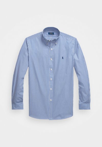 Camisa de manga longa azul e branca com riscas, apresentando um colarinho abotoado, botões brancos e um pequeno logótipo no peito esquerdo. Textura de tecido suave.