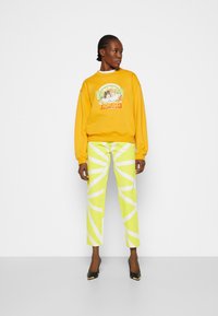 Fiorucci SUNWASH STROBES TARA - Calças de ganga justas - yellow