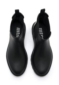 Botas de tobillo de goma negra con un exterior liso, paneles laterales elásticos y punta redondeada. Presentan una plantilla texturizada y una tira de agarre en la parte posterior.
