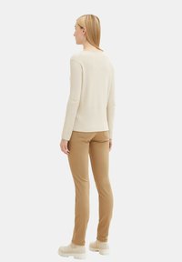 TOM TAILOR MIT RUNDHALSAUSSC - Strickpullover - beige