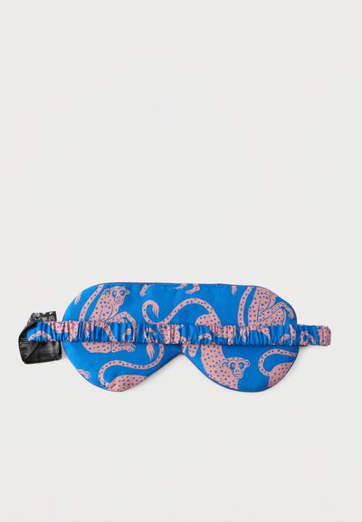 Μπλε μάσκα ύπνου με ροζ σχέδιο λεοπάρδαλης και ραμμένο ελαστικό λουράκι σε λευκό φόντο.