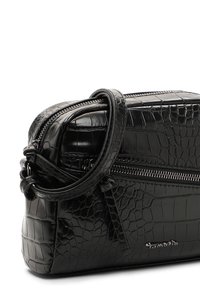 Borsa in pelle nera con effetto coccodrillo, chiusura superiore con zip, manico corto e dettagli in metallo argentato. Forma rettangolare compatta.